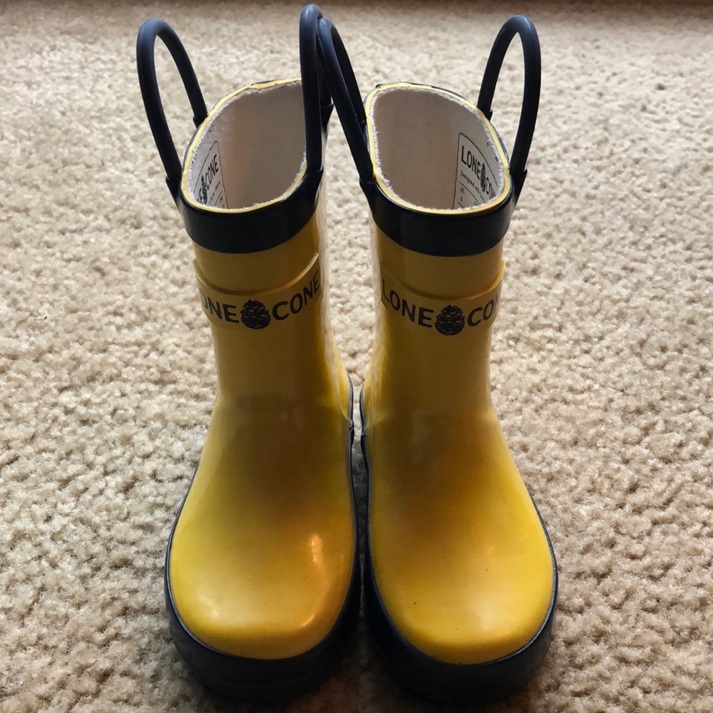 Toddler barely used size 6 Lone Cone Rain Boots.